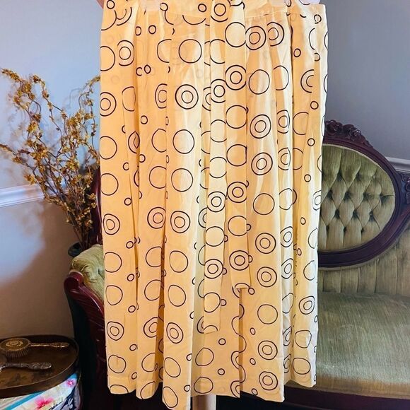 Vintage, Yarns & Stitches, pleated skirt. Size 8. - Picture 2 of 6